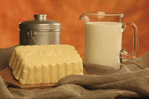 gastronomia pezza di burro di malga con brocca di latte
