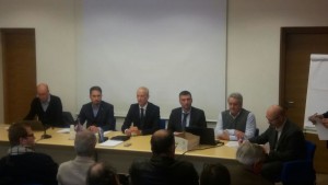 Il-tavolo-con-gli-assessori-e-i-rispettivi-funzionari_imagefullwide