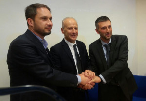 Stretta-di-mano-fra-gli-assessori-da-sin-Cristiano-Schaurli-Giuseppe-Pan-e-Michele-Dallapiccola