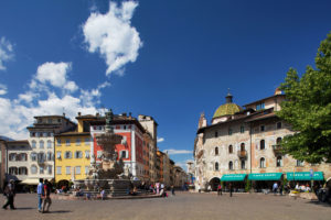 scorcio di piazza del Duomo, fontana del Nettuno e Casa Rella a Trento, Trentino